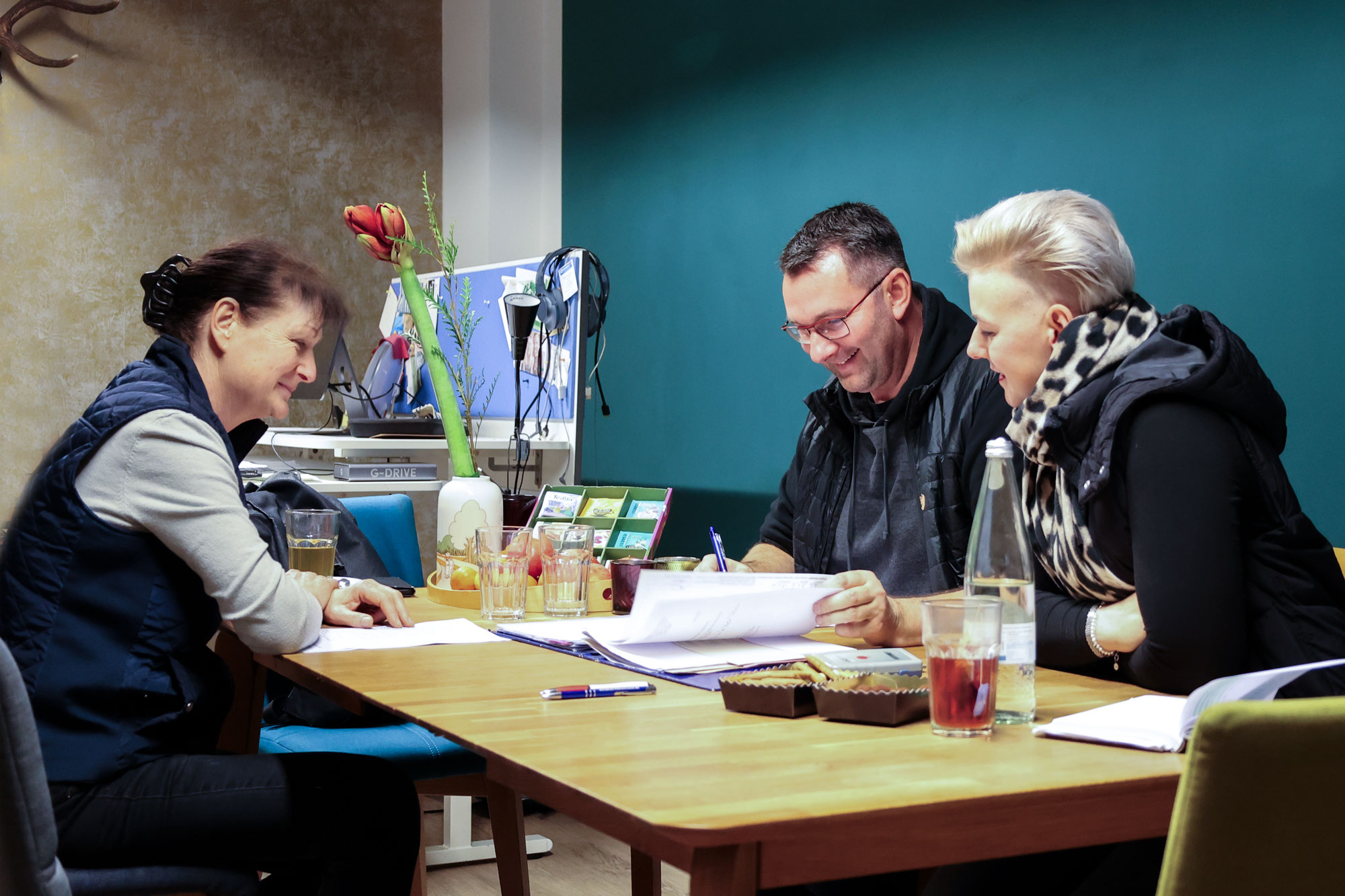 Übergabe Schwarzwildgatter Grit Kert, Marko Dettmann, Lisa Hermann sitzen am Tisch