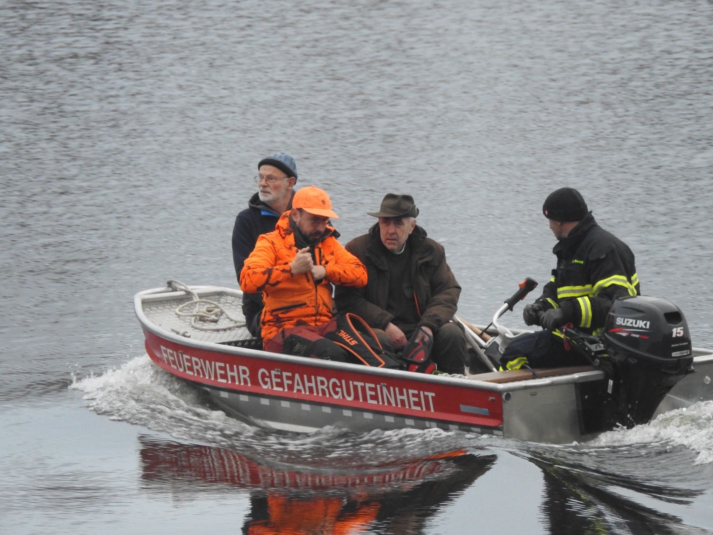 die Freiwillige Feuerwehr uebernimmt das uebersetzen der Helfer. Jaeger und NABU in einem Boot